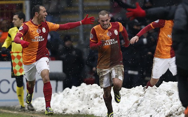 Sneijder vẫn cực kì đẳng cấp - Ảnh: EPA