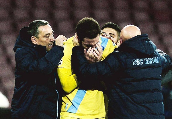 Higuain khóc khi Napoli bị loại - Ảnh Getty.