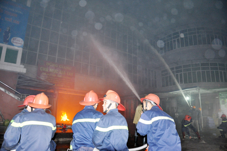 Trong khi đó các mũi tiến công liên tục phun nước xối xả vào đám cháy.