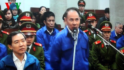 Bị cáo Phúc (đứng) tại phiên tòa