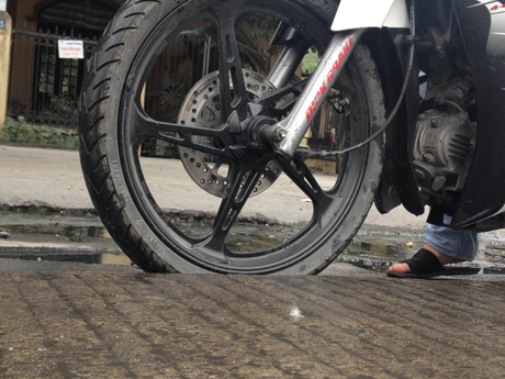 Có chỗ lún sâu đến 2/3 bánh xe môtô rất nguy hiểm
