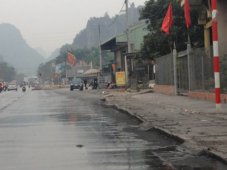 Cùng với đó các mép cống xây dựng quá ngay sát mép đường cũng là nguyên nhân không nhỏ gây mất ATGT 