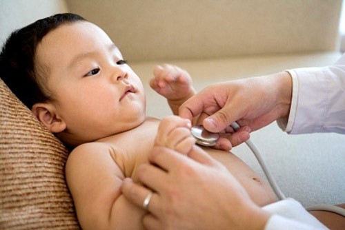 Nếu trẻ dưới 3 tháng tuổi bị khò khè cần đưa ngày đến cơ sở y tế để điều trị kịp thời. Ảnh: TL