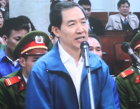 Ông Dương Chí Dũng trước vành móng ngựa. Ảnh: Việt Dũng.