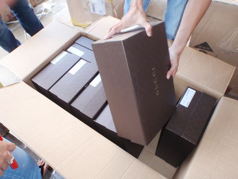 Lô hàng hiệu xuất xứ từ Italia có giá nhập khẩu rẻ mạt. Ảnh: Q.T