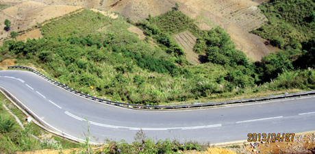 Đèo Pha Đin nổi tiếng đẹp và nguy hiểm. Suốt 32km chiều dài là những cua dốc dựng đứng, ngoằn ngoèo, khiến ai cũng có thể “say đèo”, hiểu theo cả nghĩa đen lẫn nghĩa bóng (ảnh 1)…