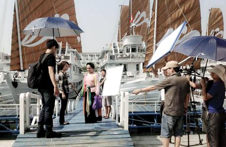 Một cảnh quay bên bờ Vịnh Hạ Long trong phim “Gương trời”.