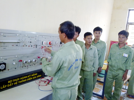 Các học viên ngoài học văn hoá, còn được học nghề, như điện dân dụng...