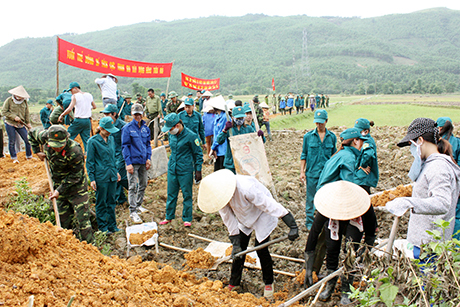 Người dân và các LLVT trên địa bàn tham gia xây dựng hệ thống giao thông nội đồng tại xã Thượng Yên Công (TP Uông Bí). Ảnh: Việt Hoa
