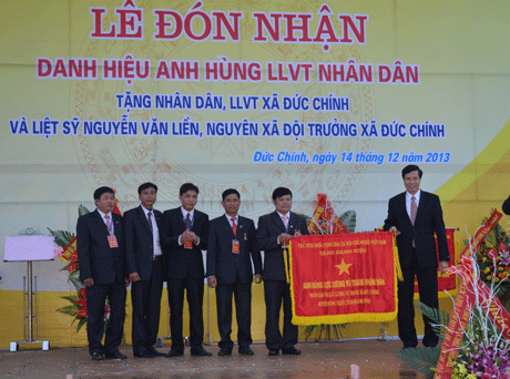 Thừa ủy quyền Chủ tịch nước, đồng chí Nguyễn Đức Long, Phó Bí thư Tỉnh ủy, Chủ tịch HĐND tỉnh trao tặng danh hiệu Anh hùng LLVT nhân dân thời kỳ chống Pháp cho nhân dân và LLVT xã Đức Chính.