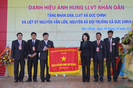 Đồng chí Vũ Thị Thu Thủy, Phó Chủ tịch UBND tỉnh trao tặng Cờ thi đua của Thủ tướng Chính phủ cho nhân dân và cán bộ xã Đức Chính