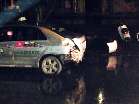 Xe taxi bị đâm móp đuôi xe, vỡ ba đờ sốc.