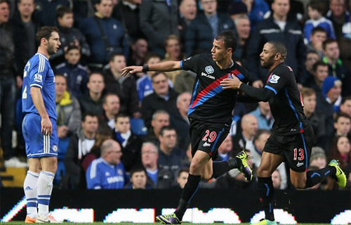  Crystal Palace (áo đen) không hề run sợ khi chơi trên sân Stamford Bridge.