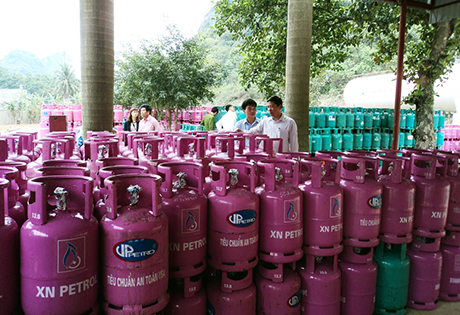 Kiểm tra hàng trước khi xuất tại Công ty TNHH gas Xuân Nghiêm, tổ 11, khu 10, phường Quang Hanh, TP Cẩm Phả).