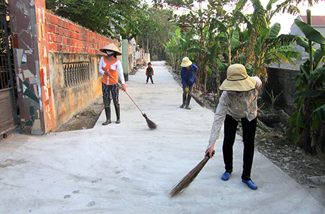 Người dân thôn 2 xã Hiệp Hoà (TX Quảng Yên) dọn dẹp đường giao thông, góp phần đảm bảo vệ sinh môi trường.