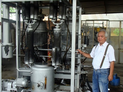 Kỹ sư Vũ Hồng Khánh bên chiếc máy điều chế hydro.