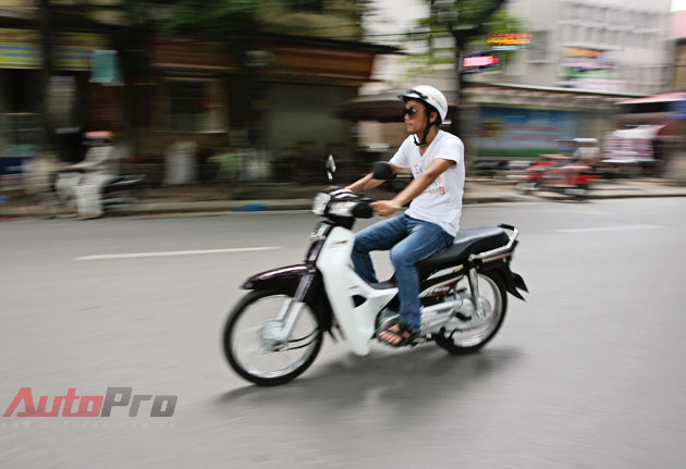 Vào cua êm ái do trọng lượng cân bằng tốt hơn đời trước