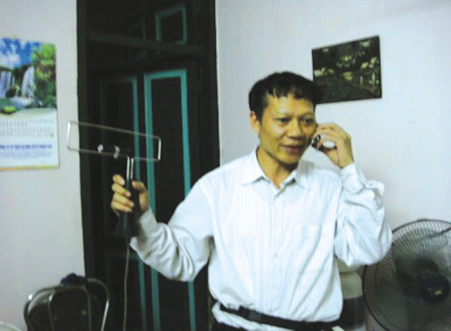 TS địa vật lý Nguyễn Trọng Nga và kỹ sư Nguyễn Văn Hào đang biểu diễn máy BXT. 