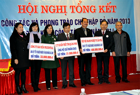 Các đơn vị trao tiền ủng hộ phong trào “Tết vì người nghèo và nạn nhân chất độc da cam”.