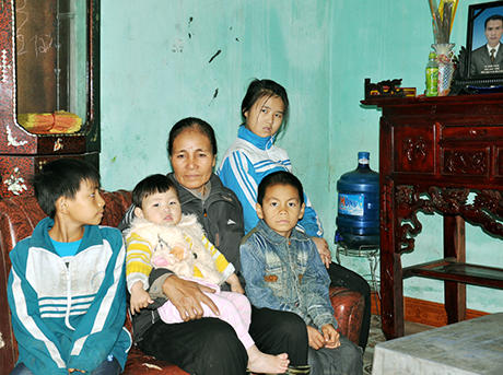 Bà Tuất và 4 cháu mồ côi.