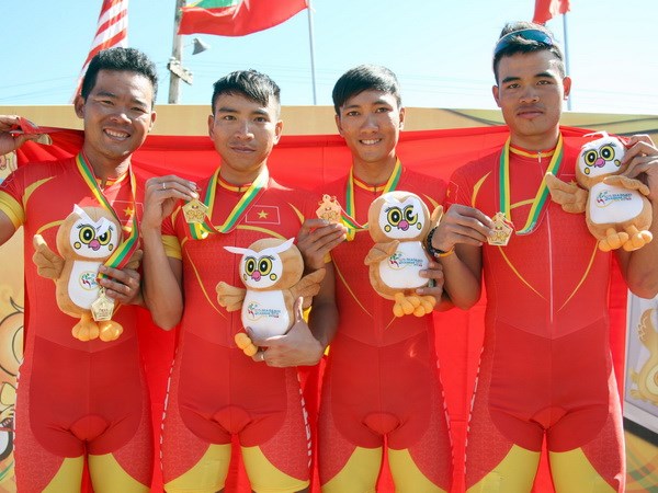 Đội Việt Nam đoạt huy chương vàng nội dung đồng đội nam tính giờ môn xe đạp. (Ảnh: Quang Nhựt/TTXVN)