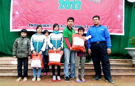 Nhóm tình nguyện “Gió yêu thương” Hải Phòng trao tặng quần áo ấm và sách vở cho các em học sinh nghèo vượt khó Trường THCS Húc Động, Bình Liêu.