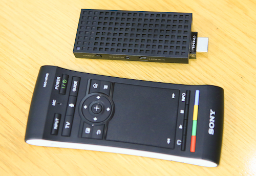 Sony Bravia Smart Stick có thiết kế nhỏ gọn và điều khiển từ xa hỗ trợ nhiều tính năng tiện lợi.
