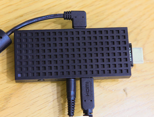 Thiết bị khi được kết nối bởi cổng USB (phía trên), dây dành cho cổng hồng ngoại và ngõ vào tín hiệu HDMI cho đầu thu TV set-top-box.