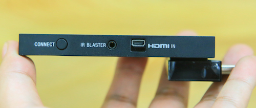 Cạnh phải là nút kết nối thiết bị với remote (Connect), dây kết nối cổng hồng ngoại và ngõ vào HDMI.