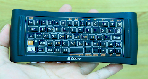 Bàn phím QWERTY ở mặt sau với dãy phím số ở bên trên, đồng thời các phím Fn hỗ trợ nhiều phím tắt tiện lợi.