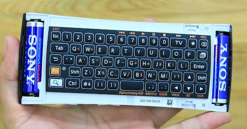 Remote hoạt động nhờ hai pin AA nằm ở hai cạnh trên và dưới.