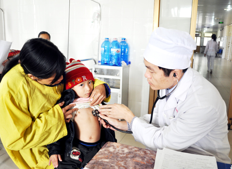 Bác sỹ Khoa Nhi, Bệnh viện đa khoa tỉnh khám bệnh cho bệnh nhi mắc bệnh về hô hấp.