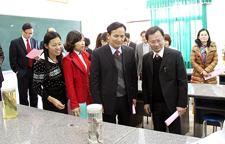 Đồng chí Cao Tường Huy, Tỉnh ủy viên, Bí thư huyện ủy Bình Liêu cùng Đoàn công tác đến thăm trường THCS Bình Liêu