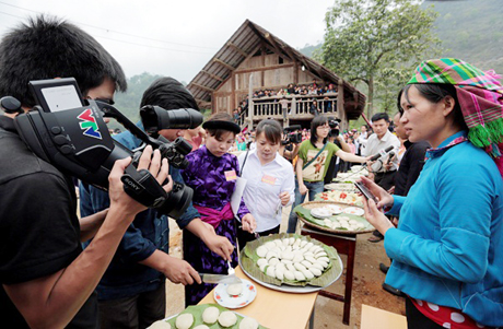 Bức ảnh “Hội vùng cao” của nhà báo Tạ Quỳnh Tâm (VTV4) tham dự Triển lãm ảnh “Những người làm truyền hình”.
