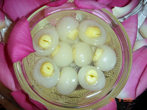 Vị ngọt, tính ấm, có công dụng ích tâm tỳ, bổ khí huyết, kiện não ích trí. Y thư cổ Khai bảo bản thảo cho rằng long nhãn có khả năng “quy tỳ nhi ích trí” (bổ tỳ mà có ích cho trí tuệ).
