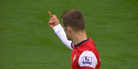 Hành động xấu xí của Wilshere.