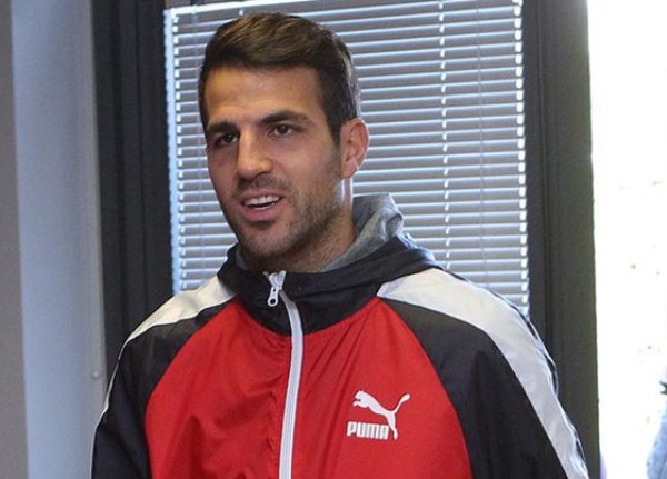 Fabregas ngạc nhiên trước sự tấn công nhằm vào Messi
