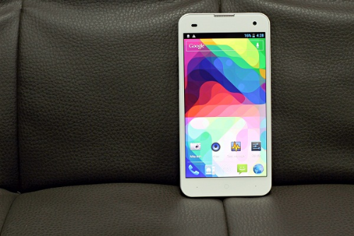 Mức giá ưu đãi 4,9 triệu đồng khá hấp dẫn với một chiếc smartphone cấu hình cao như Revo NEO.