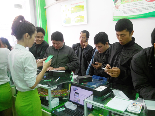 Với mức giá ưu đãi, cơ hội sử dụng smartphone cao cấp sẽ đến tay nhiều người dùng hơn.