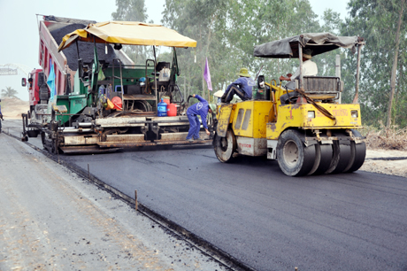 Thảm bê tông nhựa lớp mịn gói thầu 5 - Dự án cải tạo, nâng cấp QL18 đoạn qua địa bàn TP Hạ Long.