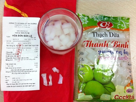 Thạch dừa Thanh Bình bị khách hàng phản ánh là dai như cao su. Ảnh: VietQ