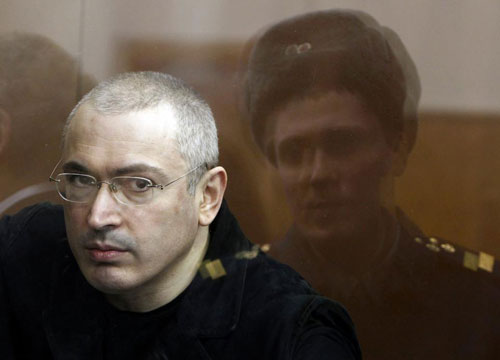 Cựu tài phiệt dầu mỏ Mikhail Khodorkovsky tại một phiên tòa năm 2010. Ảnh: AP