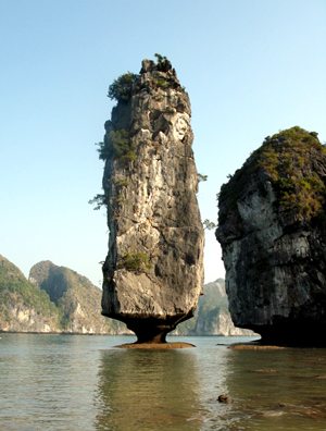 Tháp đá trên Vịnh Hạ Long.