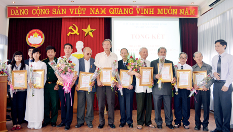 Lễ tổng kết CLB và trao giải thưởng Lê Thánh Tông năm 2012 cho các tác giả. Ảnh: Phạm Học