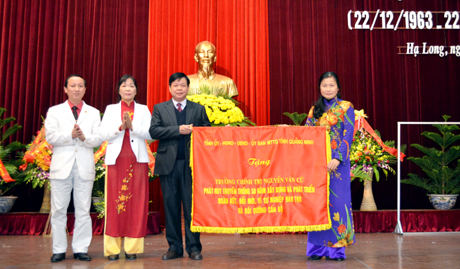 Đồng chí Đỗ Thị Hoàng, Phó Bí thư Thường trực Tỉnh ủy trao bức trướng của Tỉnh ủy, HĐND, UBND, Ủy ban MTTQ tỉnh cho Trường Chính trị Nguyễn Văn Cừ tỉnh.