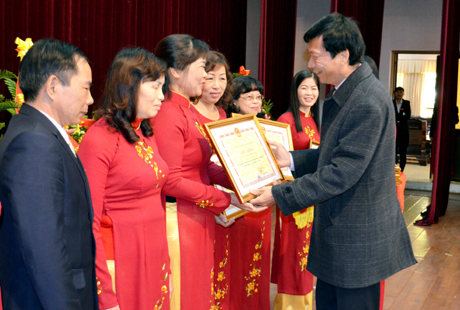 Đồng chí Nguyễn Văn Đọc, Phó Bí thư Tỉnh ủy, Chủ tịch UBND tỉnh trao bằng khen của UBND tỉnh cho các cá nhân có thành tích xuất sắc.