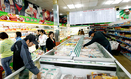 Công ty CP Thương mại và Sản xuất Quảng Long (TP Cẩm Phả) là 1 trong 4 doanh nghiệp lớn không đăng ký tham gia chương trình bình ổn giá năm 2013. Ảnh: Người dân đang mua sắm hàng hoá tại Siêu thị Quảng Long.