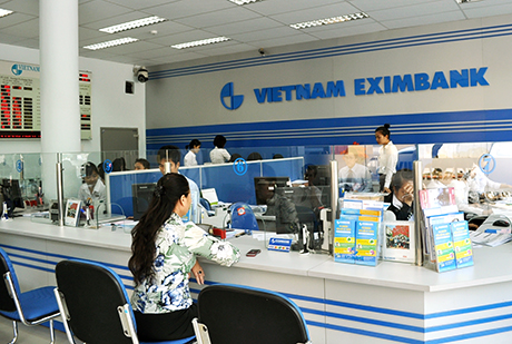 Các ngân hàng thương mại trên địa bàn tỉnh đã tất toán xong số dư huy động vốn bằng vàng. Ảnh: Khách đến giao dịch tại Eximbank chi nhánh Quảng Ninh.