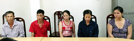 Nhóm đối tượng buôn bán trẻ sơ sinh do Công an TP Móng Cái bắt giữ trong tháng 9-2013.