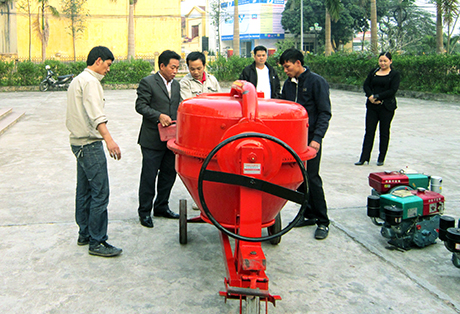  Đại diện lãnh đạo Ban vận động Quỹ xây dựng Nông thôn mới huyện Tiên Yên trao máy trộn bê tông cho xã khó khăn trên địa bàn huyện. (Ảnh QNP)